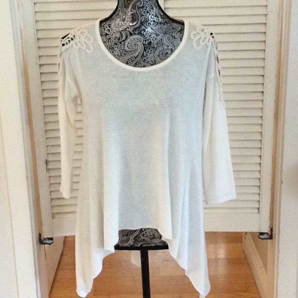Hollister Lace shoulders, hi low sweater travel XS